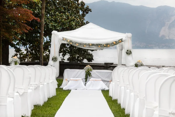 Cerimônia de casamento em um belo jardim — Fotografia de Stock