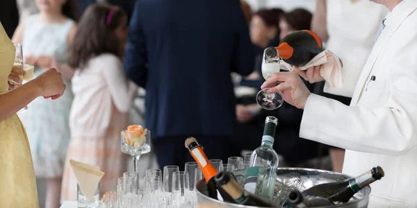 Garson dökerek şampanya — Stok fotoğraf