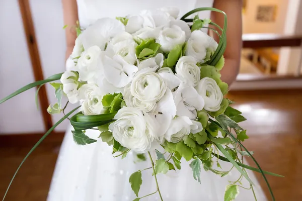 Closeup bride holding bouquet of white roses — Stock Photo, Image