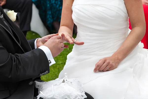 Wedding ring exchange — Stock Photo, Image