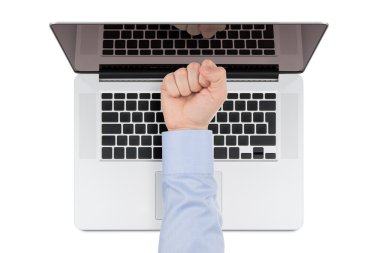 bir adamın yumruk ile modern retina dizüstü Üstten Görünüm.