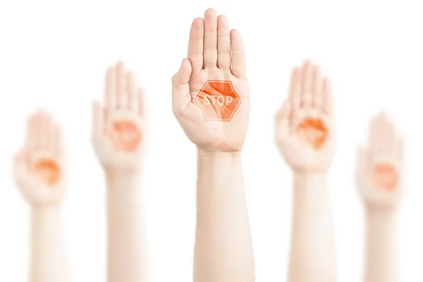 Hände in den Himmel gereckt mit einem Stoppschild. — Stockfoto