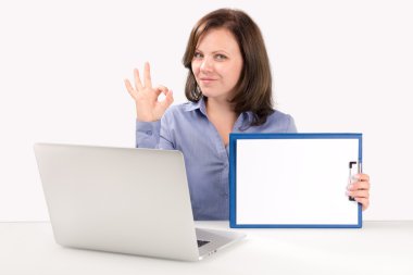 iş kadını bir laptop oturuyor