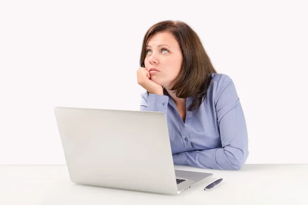 Mujer de negocios está sentada frente a un portátil — Foto de Stock