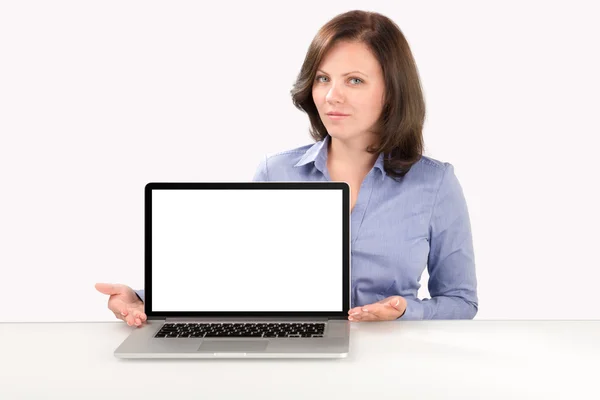 业务的女人坐在笔记本电脑前 — 图库照片