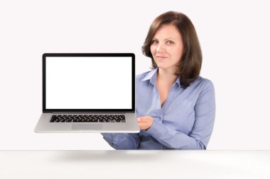 iş kadın bir laptop tutuyor