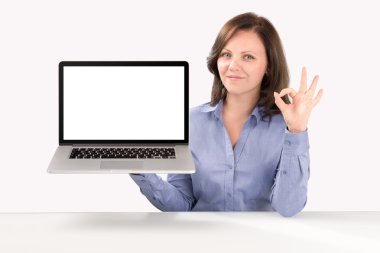 iş kadın bir laptop tutuyor