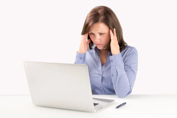 Femme d'affaires est assis devant un ordinateur portable — Photo