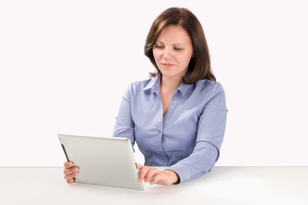 Бизнес-леди работает с планшетным компьютером — стоковое фото