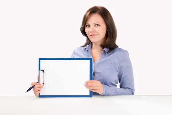 Mujer de negocios sostiene un portapapeles — Foto de Stock