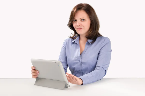 Femme d'affaires travaille avec tablette informatique — Photo