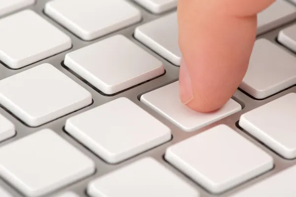 Close-up wijsvinger is het indrukken van een toets op het toetsenbord computer — Stockfoto