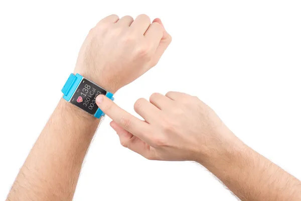 Elegancki zegarek z aplikacja fitness na ekranie na męskie dłonie — Zdjęcie stockowe