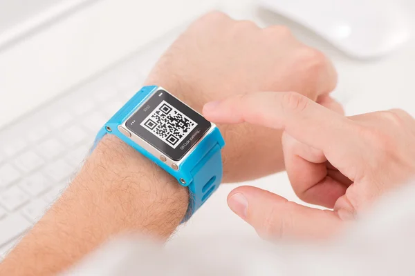 Scanning quick response code with smart watch — Stock Photo, Image
