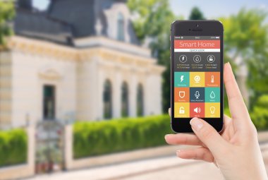 bir smartphone akıllı evine uygulamasıyla doğrudan önden görünümü 