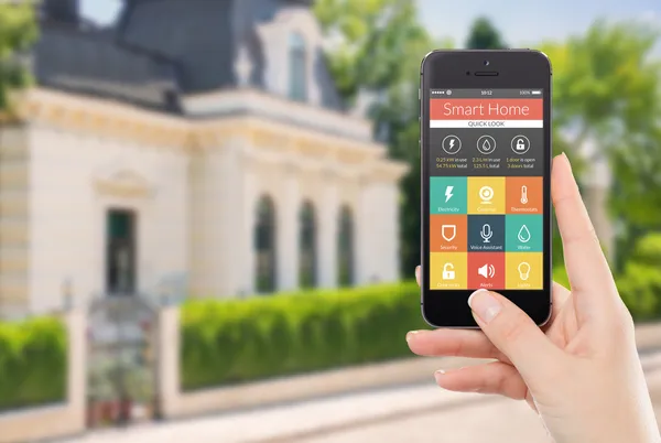 Vue frontale directe d'un smartphone avec application maison intelligente — Photo