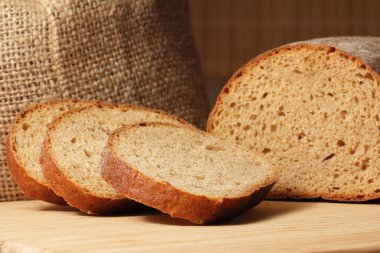 kahverengi ekmek dilimleri