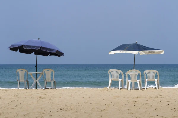 Зонты на пляже — стоковое фото