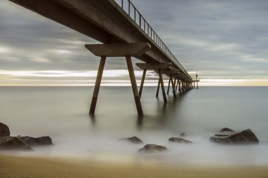 Deniz üzerine köprü