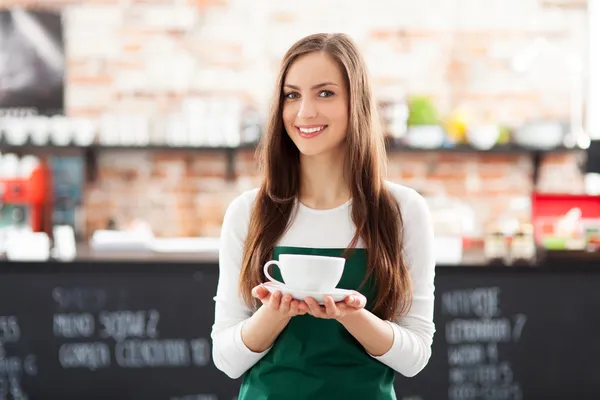Kellnerin serviert Kaffee — Stockfoto