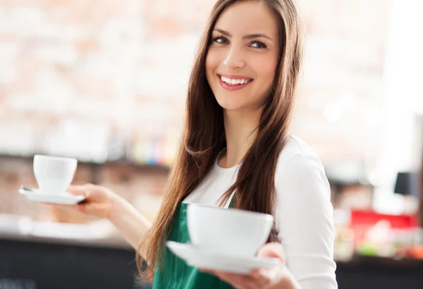 Официантка, подающая кофе — стоковое фото