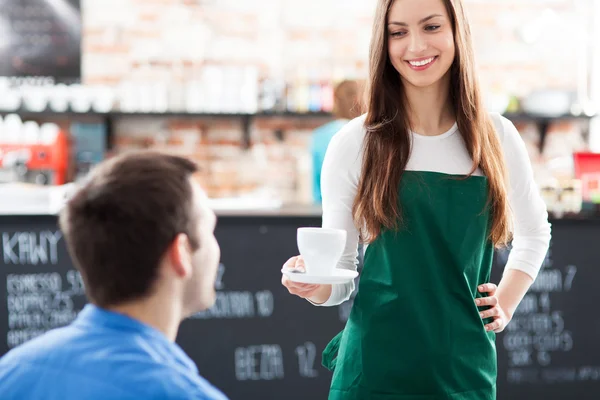 Garçonete servindo homem café — Fotografia de Stock