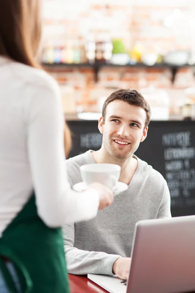 Garçonete servindo homem café — Fotografia de Stock