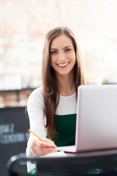 Fiatal nő használ laptop kávézóban — Stock Fotó