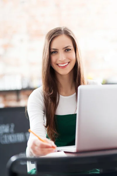 Jovem mulher usando laptop no café Imagens De Bancos De Imagens Sem Royalties