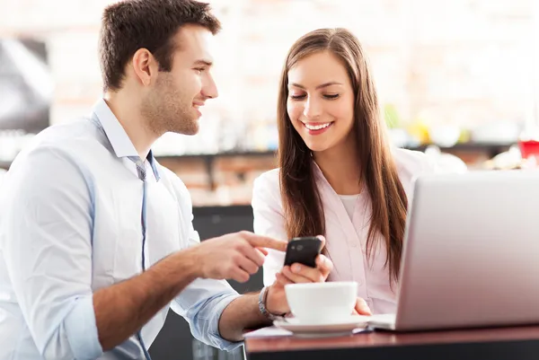 Giovani imprese che utilizzano il computer portatile al caffè — Foto Stock