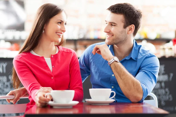 Jovem casal no café — Fotografia de Stock