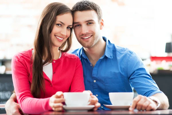 Jovem casal no café — Fotografia de Stock