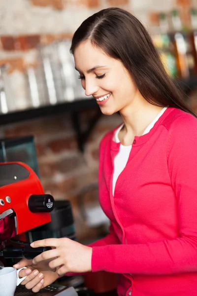 Žena Barista dělat kávu — Stock fotografie