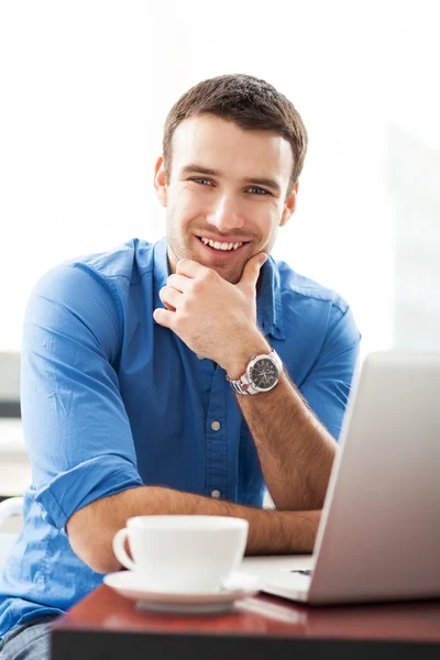 Jovem usando laptop no café — Fotografia de Stock