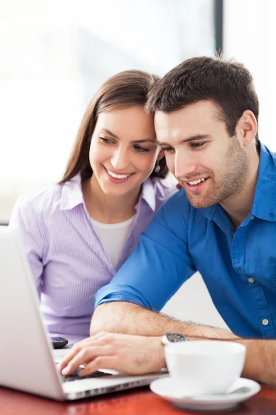 Giovane coppia utilizzando il computer portatile — Foto Stock