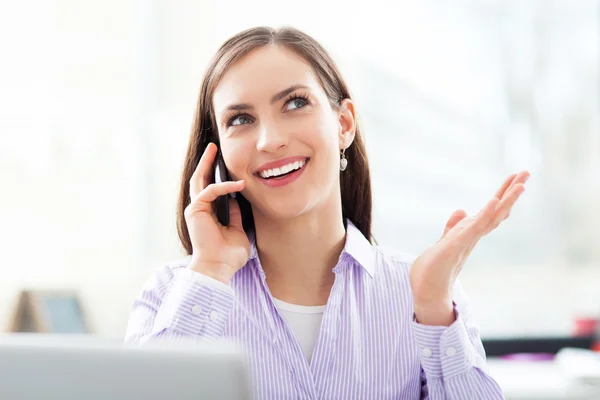 Businesswoman pomocí mobilního telefonu — Stock fotografie