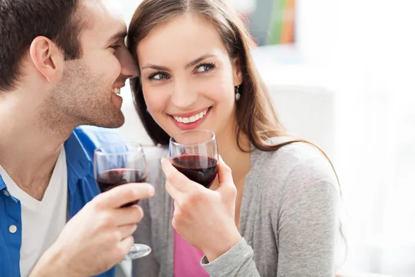 Joven pareja bebiendo vino —  Fotos de Stock