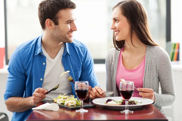 レストランでの食事を持っているカップル — ストック写真