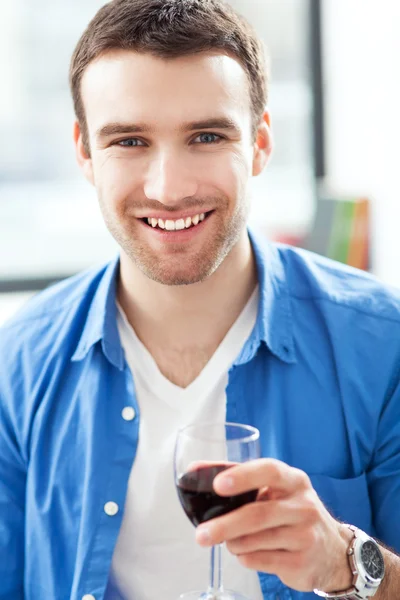 Άνθρωπος που έχοντας ποτήρι κρασί — Φωτογραφία Αρχείου