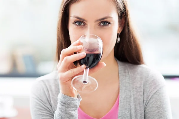 Женщина выпивает бокал вина — стоковое фото