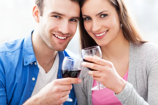 Joven pareja bebiendo vino — Foto de Stock