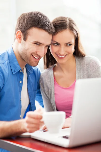 Young couple using laptop — Stock Photo, Image