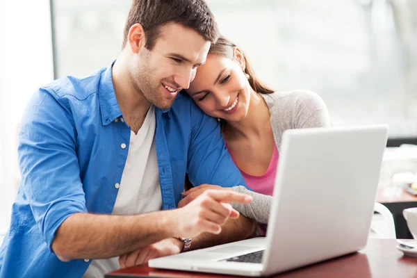 Jong paar met laptop — Stockfoto