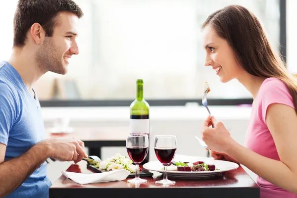 Pareja comiendo en restaurante Fotos de stock