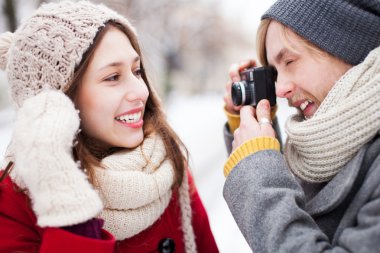 genç adam alarak kış kadın fotoğrafı