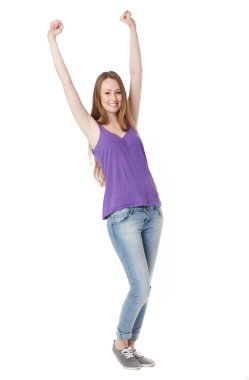 Kolları havada genç bir kadın.