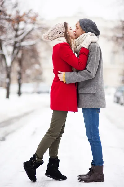 冬の日のキス カップル — ストック写真