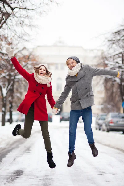 Couple having fun on winter day — Stock Photo, Image