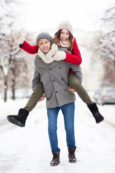 Paar plezier op winterdag — Stockfoto