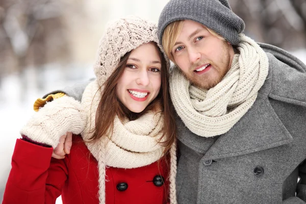 Casal em roupas de inverno — Fotografia de Stock